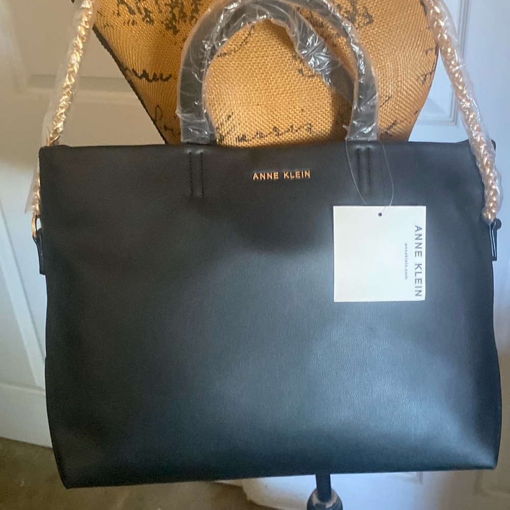 NWT gleaming chain trim with a pillowy knotted shoulder strap classy elegant
